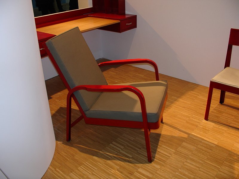 07 CENTRE GEORGE POMPIDOU FAUTEUIL ET LIT JEAN PROUVE (0).JPG